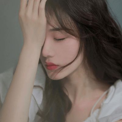 部分考生结束高考 家长温情相拥